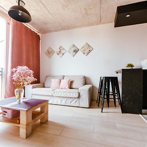 Industrial 9Th Floor Central Apartment With Balcony And Views