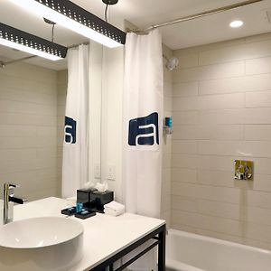 Chambre Accessible aux Personnes à Mobilité Réduite Lit Queen-Size