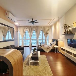 Studio Lit Queen-Size