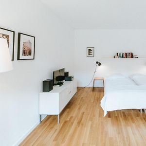 Studio Lit King-Size