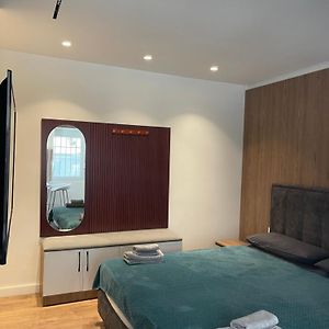Studio Lit King-Size
