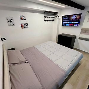 Studio Lit King-Size
