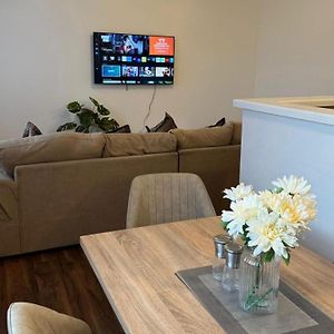Apt Sleeps5-Parkg-Netflix-Near City Centre Etihad