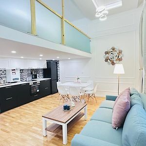 Studio Lit King-Size