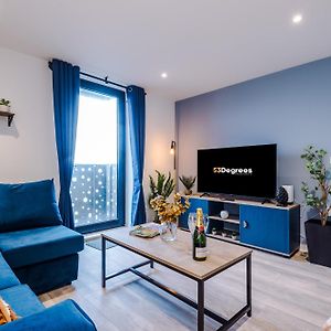 New! Pristine 2-Bed Flat On Liverpool By 53 Degrees Property, Amazing Location, Sleeps 6!