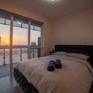 Luxury Condo W/Mesmerizing Sunset Views & Free Parking