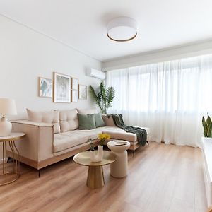 Athens Premium Suites - Sunny 2 Bedroom Suite With Parking