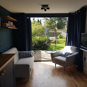 Modern 1-Bed Apartment, Plus Parking, Near Oxford And The Jr