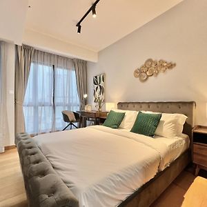 Studio Lit King-Size