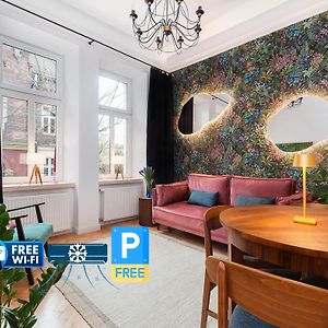 Flora Design Old Town- Free Parking