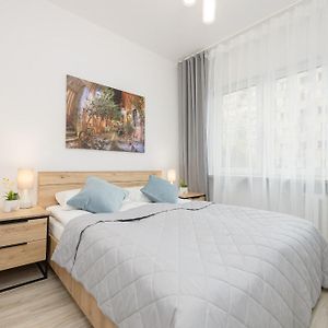 Bright Apartment In Warsaw Center With Two Bedrooms And Balcony By Noclegi Renters