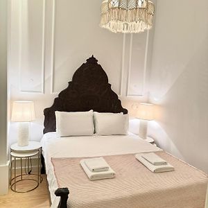 Quarto Com Banheiro Privativo Na Baixa