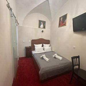 Datri Petite Suite 8