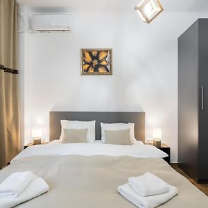Urban Walls Apartments 5B
