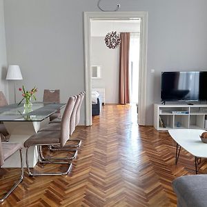 Sunny Castle Apartment