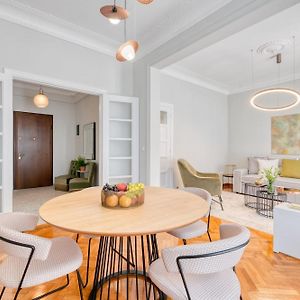 Contemporary 2-Bdr Apt Near Kalimarmaro & Alsos Park!