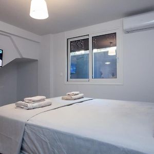 Charming Urban Oasis 1Br Apt Near Megaro Mousikis