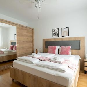 Elegant 1Br Flat With Balcony By Hm