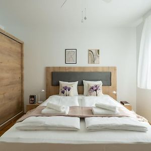 1Br With Balcony, Urban Style By Hm