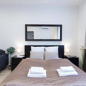 Very Central Modern And Cozy Ac Apartment