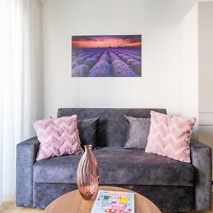 1Br Excellence, Fast To Centre By Hm