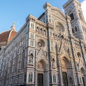 Quiet Independent At The Duomo