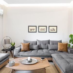 Deluxe 3-Bdrm Urban-Industrial Apt At Acropolis