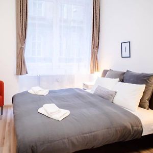 Very Central Spacious Ac Apartment