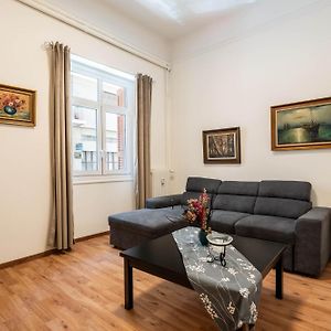 Charming 3Bd Apt. Close To Metro