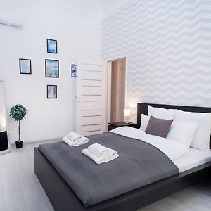 Central And New Design Apartment