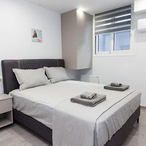 Brand New Urban Getaway Next To Megaro Mousikis