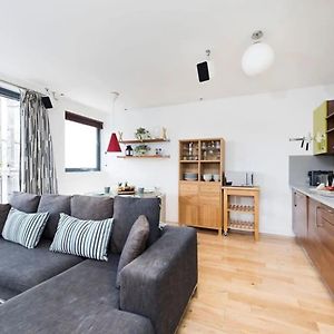 Modern 2 Bed Apartment W Balcony In London