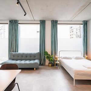 Studio Lit King-Size