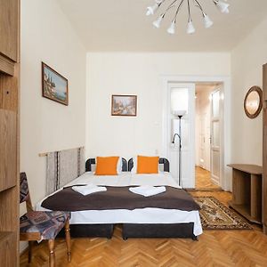 Bpr W21 Retro Home With Balcony