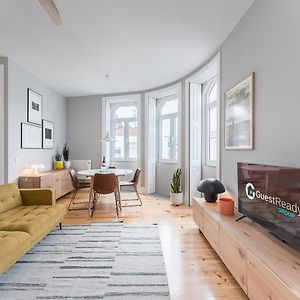 Guestready - Colorful Apt Near Agosto Station