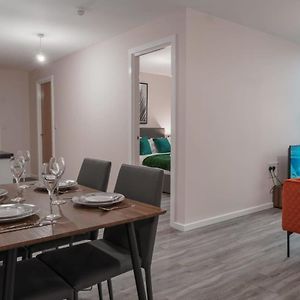 Modern 2 Bed Apartment In Manchester - Sleeps 4