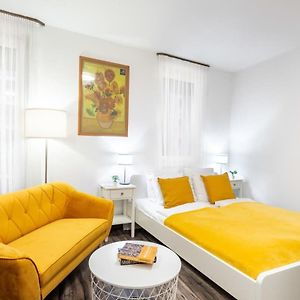 Balcony - Easy Parking - Comfy Home