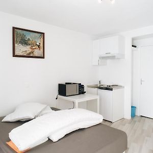 19M2 Studio With Air Conditioning In The 15Th