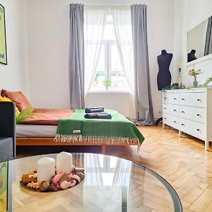 Beautiful And Spacious Apartment 69M2 For 5 Guests Next To Florian'S Gate