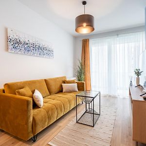 Blooming Budapest Apartment With Free Underground Parking
