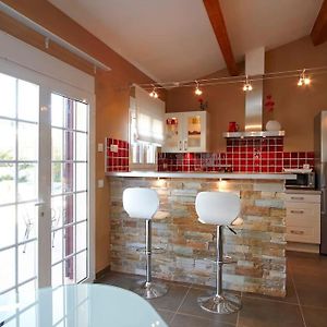 Studio Dans Villa Avec Piscine