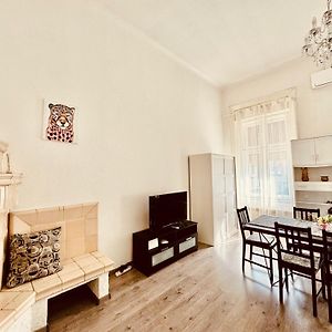 Oktogon Central Spacious Ac Balcony