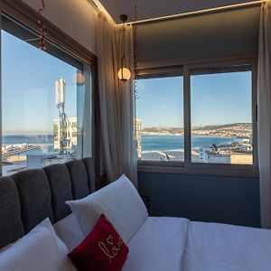 Marina View Residence Luxurious Studio Retreat With Stunning Ocean Views 1 Double Bedroom, 1 Convertible Couch