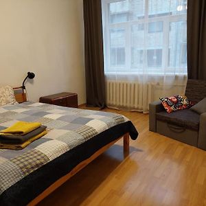 Bright Spacious Apartment With Street Parking