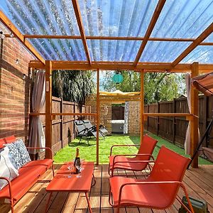Luxury Central 2-Bed Townhouse - Parking, Hot Tub & Fire Pit
