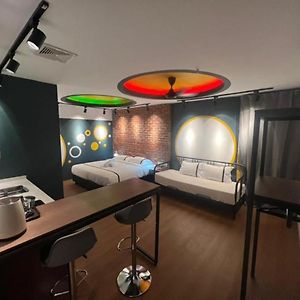 Studio Lit King-Size