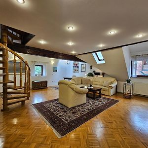 Appartement à 2 Chambres à Coucher