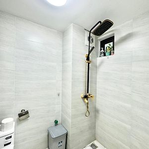 Studio Lit King-Size