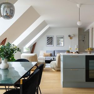 Sanders Leaves - Two-Bedroom Apartment With Shared Roof-Top Terrace