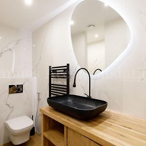 Studio Lit King-Size